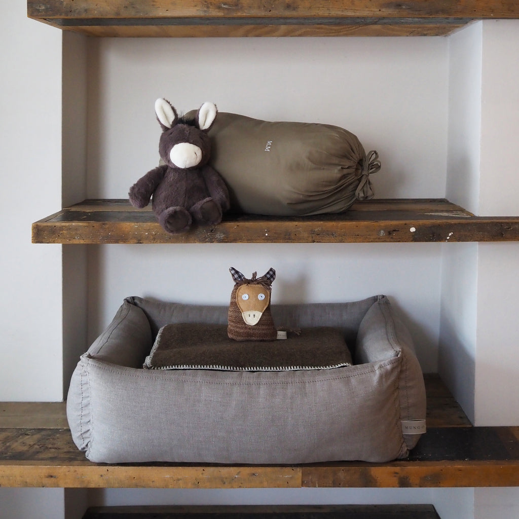 Mungo & Maud Luxury Dog & Cat Outfitters Canoe Dog Bed Brown Classic Dog Bed Grey